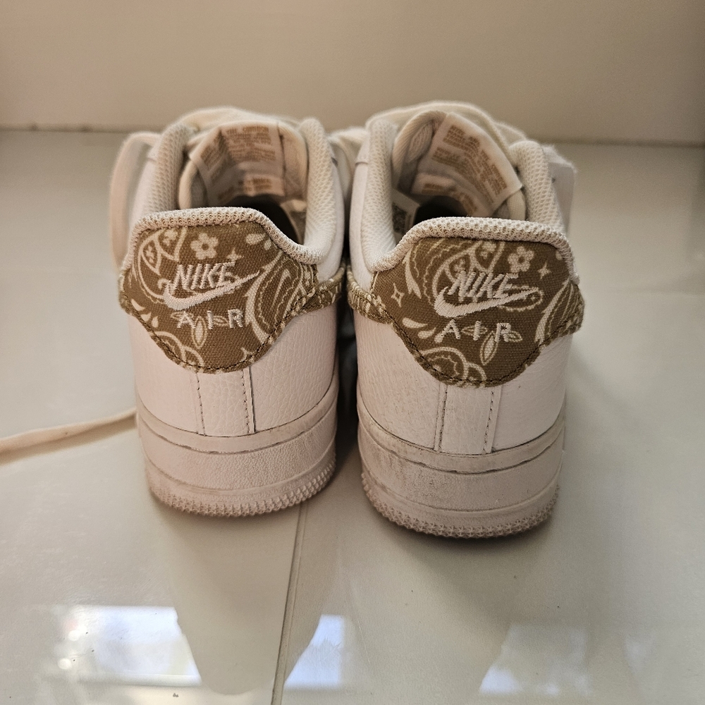 White Nike Air Force 1 Women's Sneakers with Green Swoosh Size 5.5 - Picture 4 of 6